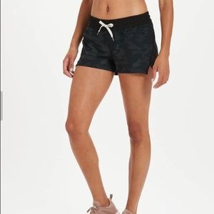 Vuori NWT Women’s Clementine Short Watercolor Camo, S